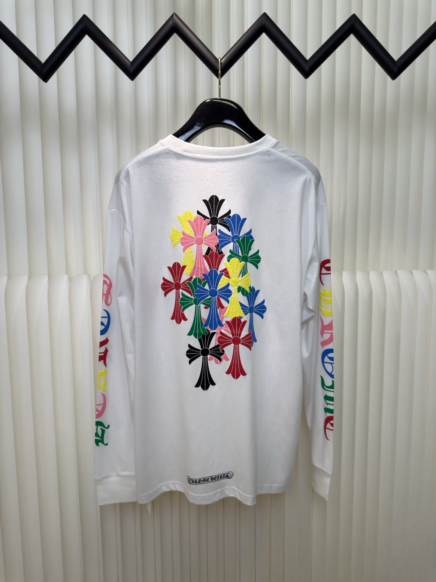 P300 Chrome Heart Miami limited color cross long sleeves. The fabric is made of 26-woven 220g cotton. The printing uses high-temperature ink printing technology, and the color of the printing area is extremely complex. Size S M L